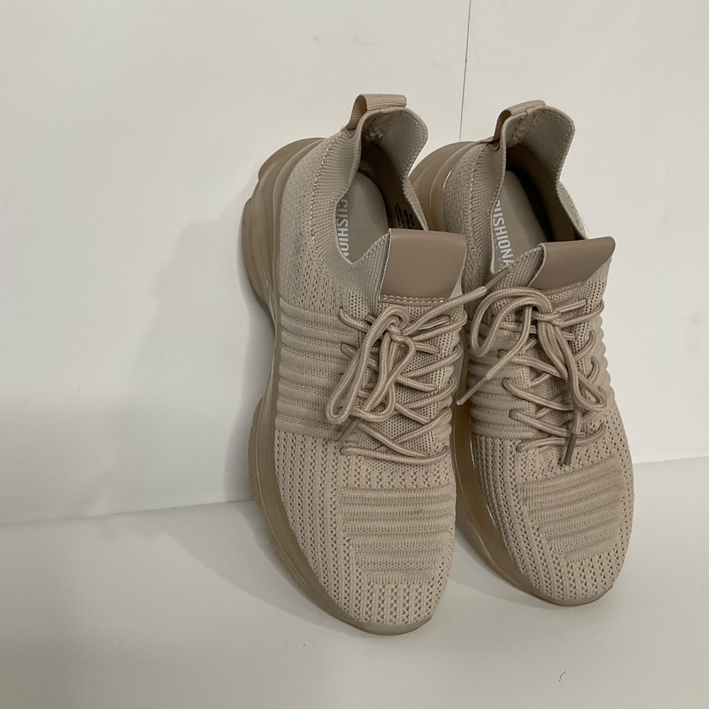 Cushionaire Apolo-T Memory Foam Tan Laces Tennis Shoes; Like New Size 8M. - Picture 10 of 14